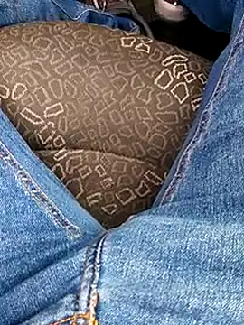 Snapshot of hotman8209 chatting on 10/27/25, 02:32 hotman8209 online show from 10/27/25, 02:32