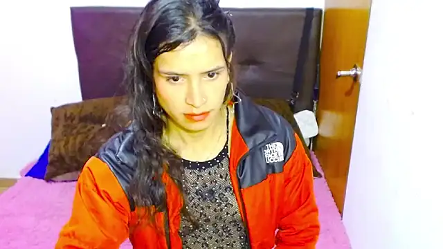 Snapshot of Queen_camila chatting on 01/14/25, 10:17 Queen camila online show from 01/14/25, 10:17