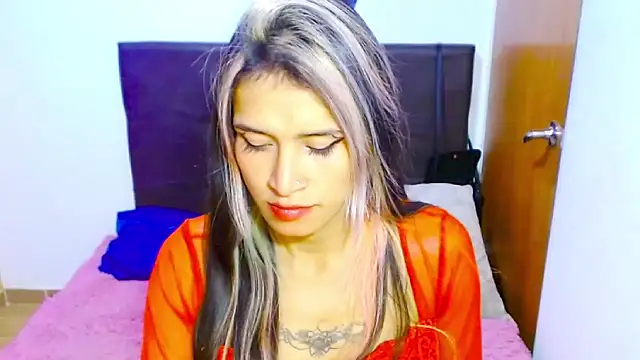 Snapshot of Queen_camila chatting on 02/11/25, 04:11 Queen camila online show from 02/11/25, 04:11