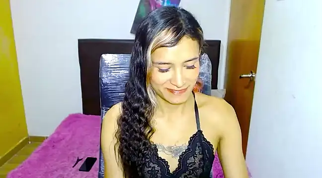 Snapshot of Queen_camila chatting on 03/12/25, 06:44 Queen camila online show from 03/12/25, 06:44