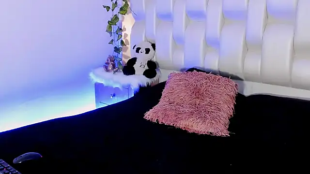 Snapshot of BeckyRusso chatting on 02/17/25, 06:04 BeckyRusso online show from 02/17/25, 06:04