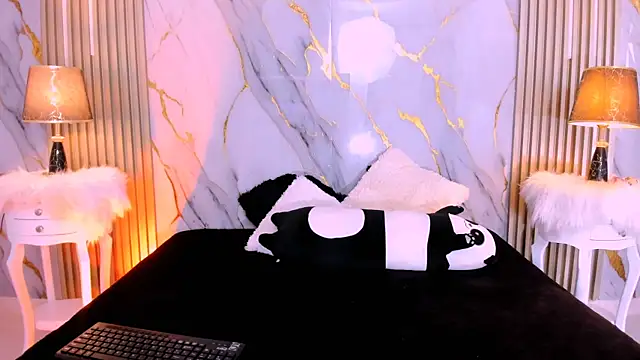 Snapshot of BeckyRusso chatting on 10/17/25, 12:52 BeckyRusso online show from 10/17/25, 12:52