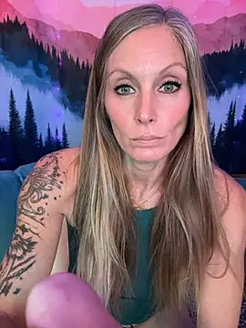 ItsDanniG online show from 11/15/25, 08:49