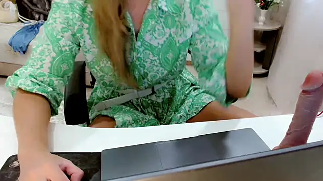 EveLove33 online show from 09/24/25, 06:39