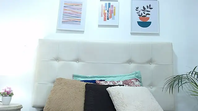 Snapshot of TiffanyFox1 chatting on 02/27/25, 12:02 TiffanyFox1 online show from 02/27/25, 12:02