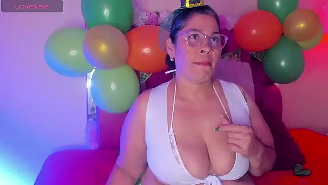 Snapshot of desire_matture chatting on 03/17/25, 08:19 desire matture online show from 03/17/25, 08:19