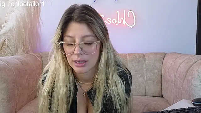Snapshot of ChloeTailor_ chatting on 02/12/25, 07:24 ChloeTailor online show from 02/12/25, 07:24