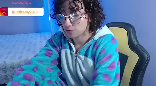 Snapshot of little__amy_ chatting on 01/20/25, 05:59 little amy online show from 01/20/25, 05:59