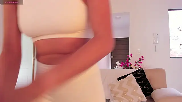 Alaia Ferrer  online show from 11/17/25, 08:14