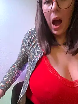 Snapshot of MommmyYummy chatting on 12/04/24, 10:46 MommmyYummy online show from 12/04/24, 10:46