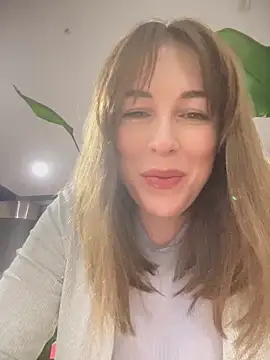 Snapshot of MommmyYummy chatting on 12/28/24, 02:10 MommmyYummy online show from 12/28/24, 02:10