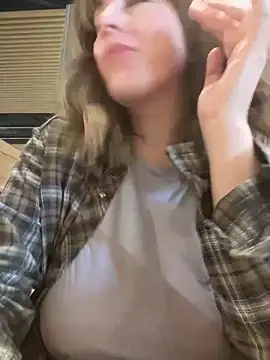 Snapshot of MommmyYummy chatting on 02/10/25, 01:11 MommmyYummy online show from 02/10/25, 01:11