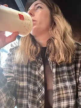 Snapshot of MommmyYummy chatting on 03/13/25, 09:10 MommmyYummy online show from 03/13/25, 09:10