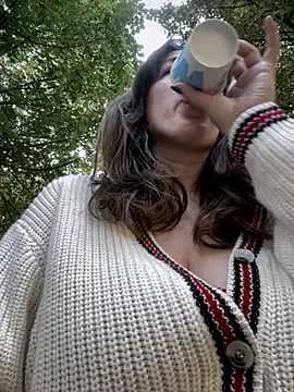 Snapshot of MommmyYummy chatting on 09/11/25, 02:06 MommmyYummy online show from 09/11/25, 02:06