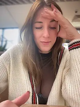 Snapshot of MommmyYummy chatting on 10/08/25, 11:08 MommmyYummy online show from 10/08/25, 11:08