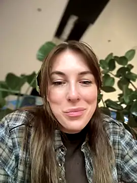 Snapshot of MommmyYummy chatting on 10/20/25, 12:49 MommmyYummy online show from 10/20/25, 12:49