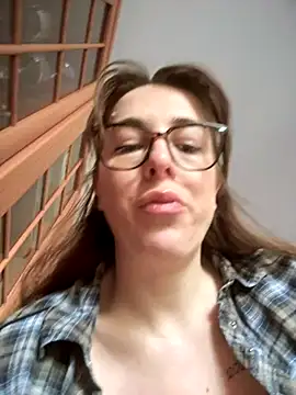 Snapshot of MommmyYummy chatting on 10/24/25, 07:27 MommmyYummy online show from 10/24/25, 07:27