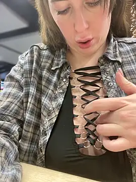 Snapshot of MommmyYummy chatting on 10/28/25, 11:14 MommmyYummy online show from 10/28/25, 11:14