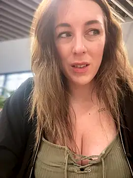 Snapshot of MommmyYummy chatting on 11/12/25, 11:21 MommmyYummy online show from 11/12/25, 11:21