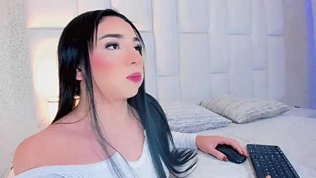 Snapshot of andrea_alvarz chatting on 12/14/25, 04:51 andrea alvarz online show from 12/14/25, 04:51