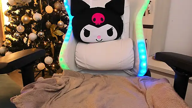 Snapshot of EveEvian chatting on 12/23/24, 10:42 EveEvian online show from 12/23/24, 10:42