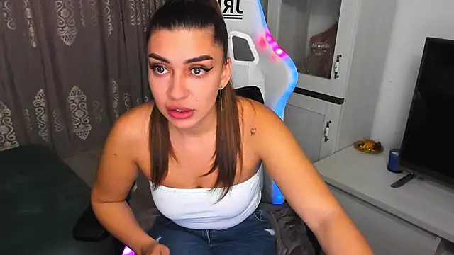 Snapshot of EveEvian chatting on 01/24/25, 03:24 EveEvian online show from 01/24/25, 03:24