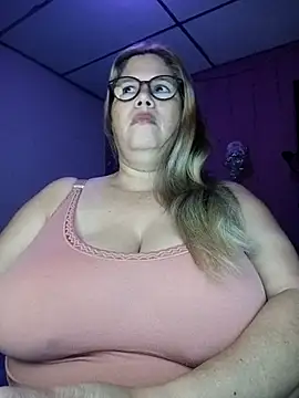 Snapshot of EllisW8 chatting on 09/14/25, 12:26 EllisW8 online show from 09/14/25, 12:26