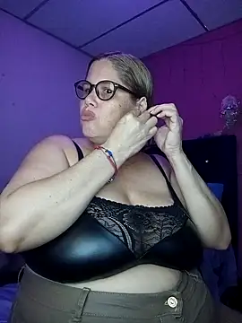 Snapshot of EllisW8 chatting on 09/17/25, 11:28 EllisW8 online show from 09/17/25, 11:28