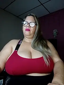 Snapshot of EllisW8 chatting on 10/13/25, 10:37 EllisW8 online show from 10/13/25, 10:37