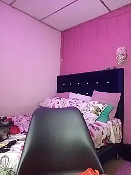 Snapshot of EllisW8 chatting on 10/13/25, 10:43 EllisW8 online show from 10/13/25, 10:43