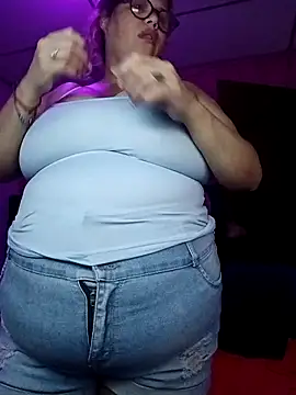 Snapshot of EllisW8 chatting on 11/02/25, 11:01 EllisW8 online show from 11/02/25, 11:01