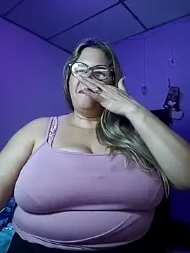 Snapshot of EllisW8 chatting on 11/10/25, 11:48 EllisW8 online show from 11/10/25, 11:48