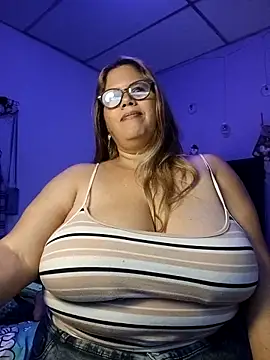 Snapshot of EllisW8 chatting on 11/11/25, 11:54 EllisW8 online show from 11/11/25, 11:54