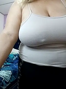 Snapshot of EllisW8 chatting on 11/16/25, 11:49 EllisW8 online show from 11/16/25, 11:49