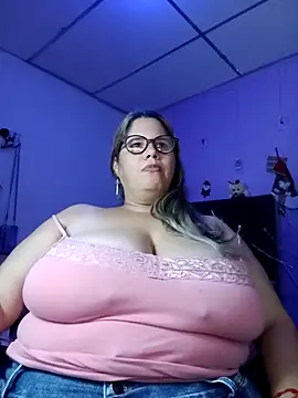 Snapshot of EllisW8 chatting on 11/21/25, 01:04 EllisW8 online show from 11/21/25, 01:04