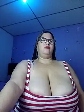 Snapshot of EllisW8 chatting on 11/22/25, 10:47 EllisW8 online show from 11/22/25, 10:47