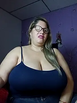 Snapshot of EllisW8 chatting on 11/28/25, 11:13 EllisW8 online show from 11/28/25, 11:13