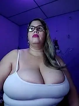 Snapshot of EllisW8 chatting on 12/05/25, 12:03 EllisW8 online show from 12/05/25, 12:03