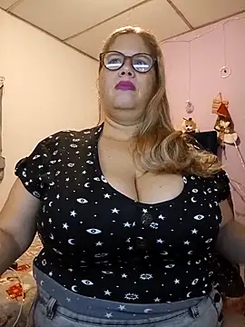 Snapshot of EllisW8 chatting on 12/14/25, 11:37 EllisW8 online show from 12/14/25, 11:37