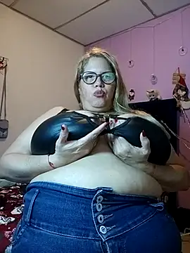 Snapshot of EllisW8 chatting on 12/15/25, 11:53 EllisW8 online show from 12/15/25, 11:53