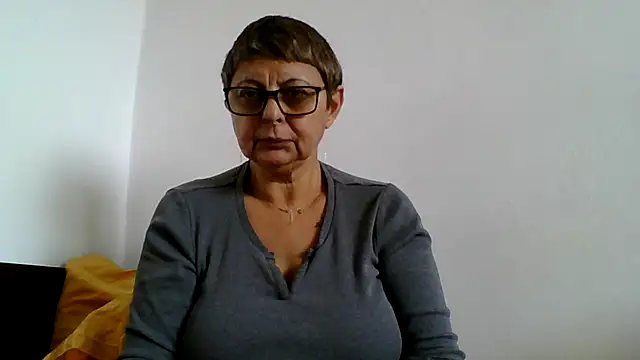 Snapshot of roseblak42 chatting on 10/26/25, 10:32 roseblak42 online show from 10/26/25, 10:32