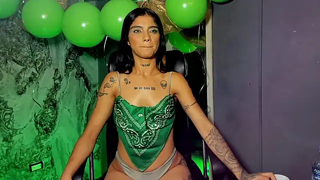 Snapshot of Trinna_harperr chatting on 03/18/25, 11:41 Trinna harperr online show from 03/18/25, 11:41