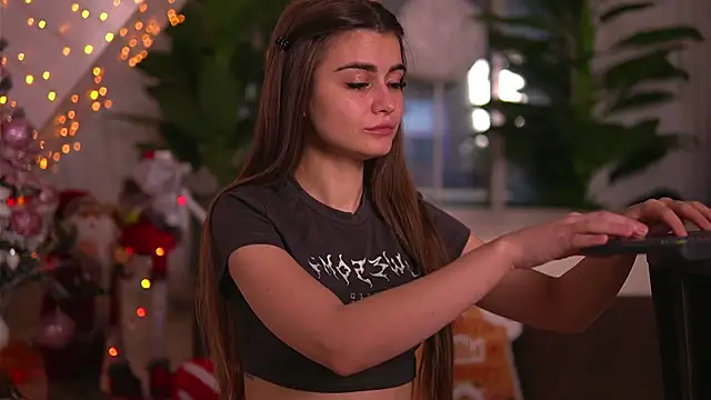 Snapshot of KaylaBray chatting on 12/15/25, 04:39 KaylaBray online show from 12/15/25, 04:39