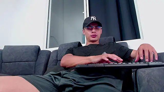 Stiven CL online show from 10/02/25, 03:30