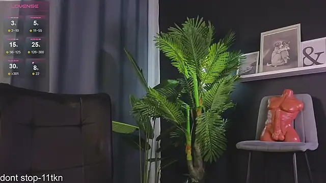 Snapshot of milly_shy chatting on 12/20/24, 10:38 milly shy online show from 12/20/24, 10:38