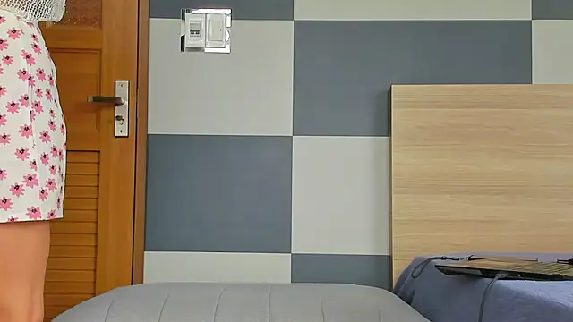 Kiera Thomas online show from 12/04/25, 06:44