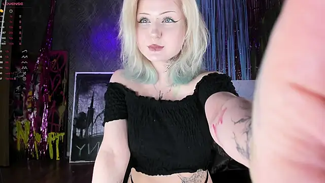 Snapshot of little_grinch666 chatting on 12/25/24, 03:38 little grinch666 online show from 12/25/24, 03:38