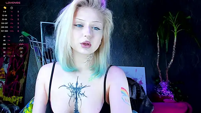 Snapshot of little_grinch666 chatting on 01/23/25, 06:03 little grinch666 online show from 01/23/25, 06:03