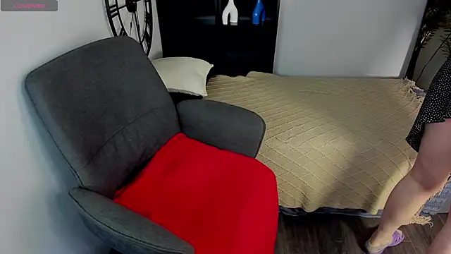 ZoeEast online show from 11/26/25, 01:23