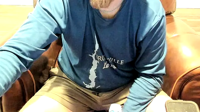 Snapshot of OttersWaters2K chatting on 03/02/26, 01:51 OttersWaters2K online show from 03/02/26, 01:51